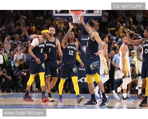 灰熊与蓝网激战正酣球员表现引发球迷热议与期待